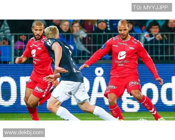 萨尔斯堡与罗森博格的激烈对决展现足球魅力与战术智慧