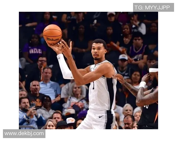 马刺与雄鹿激战正酣12月6日精彩对决引发球迷热议